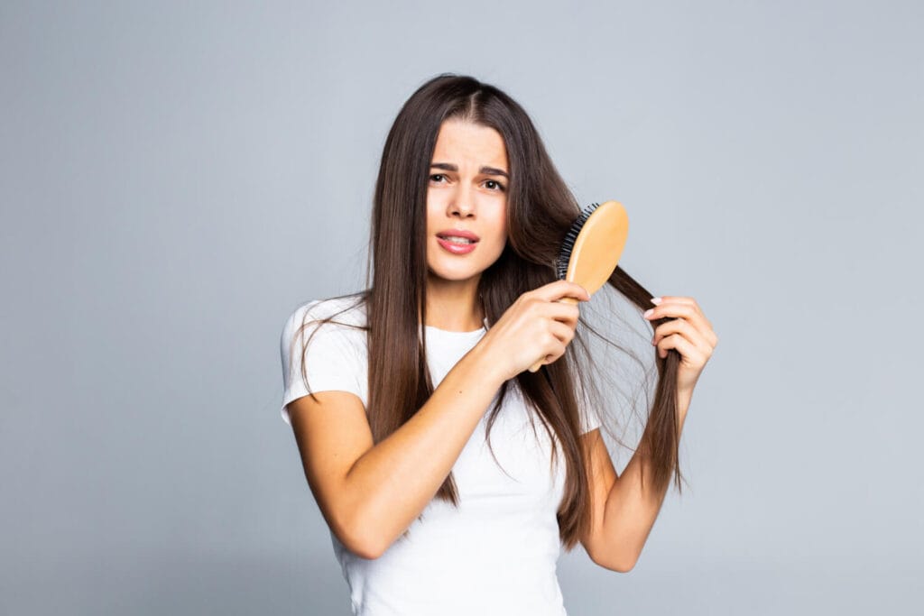 Queda De Cabelo: Quando Investigar Além Dos Cuidados Estéticos? 2 Queda De Cabelo
