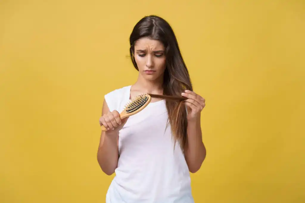 Queda De Cabelo: Quando Investigar Além Dos Cuidados Estéticos? 3 Queda De Cabelo